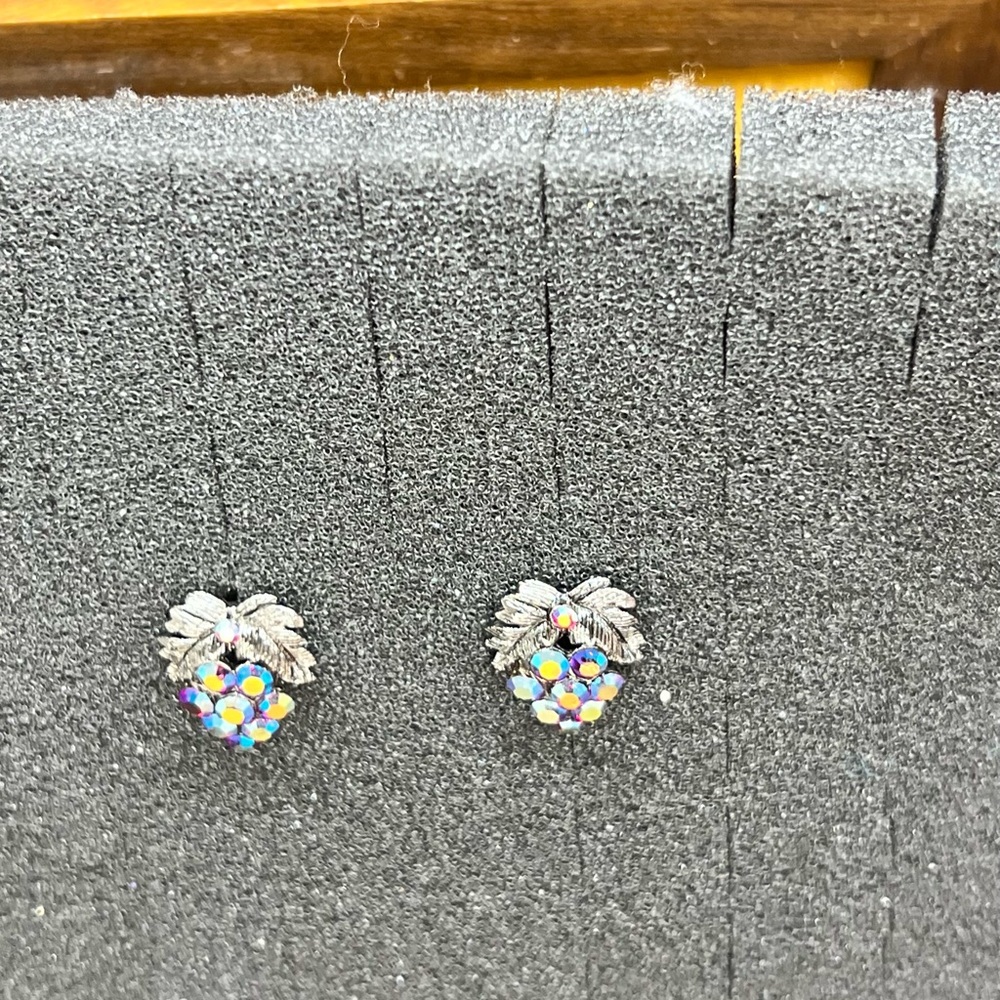 Vintage Brand Grape 🍇 Stud Earrings! - Picture 12 of 14